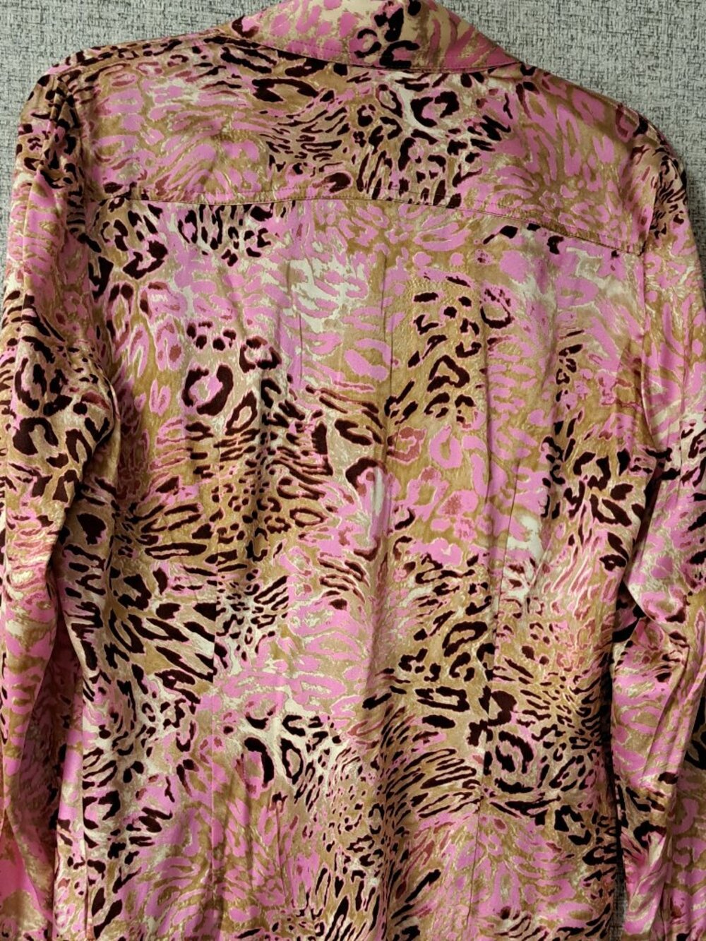 PINK SILK ANIMAL PRINT CACHE LADIES LONG SLEEVE BLOUSE SNAP FRON SIZE LARGE - Picture 9 of 9